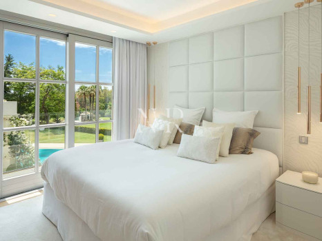 Villa en Aloha Golf en primera línea completamente reformada en venta