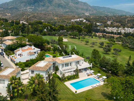 Villa en Aloha Golf en primera línea completamente reformada en venta