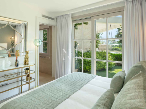 Villa en Aloha Golf en primera línea completamente reformada en venta