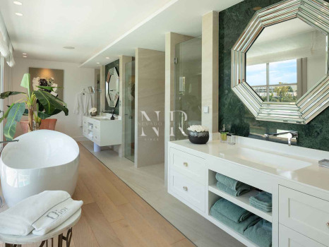 Villa en Aloha Golf en primera línea completamente reformada en venta