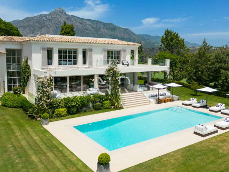 Villa en Aloha Golf en primera línea completamente reformada en venta