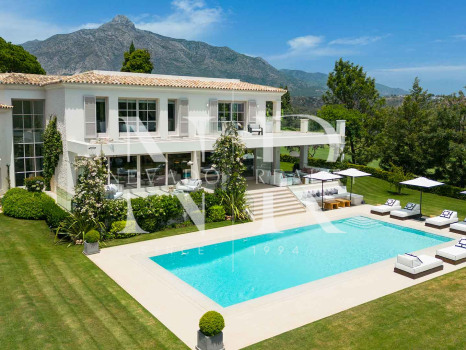 Villa en Aloha Golf en primera línea completamente reformada en venta