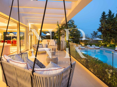 Villa en Aloha Golf en primera línea completamente reformada en venta
