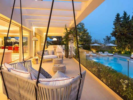 Villa en Aloha Golf en primera línea completamente reformada en venta