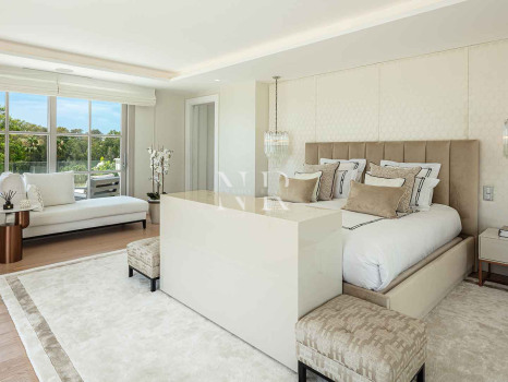 Villa en Aloha Golf en primera línea completamente reformada en venta