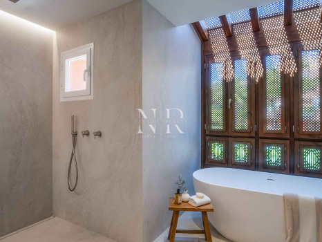 Completely renovated penthouse for sale in the Alminar de Marbella development