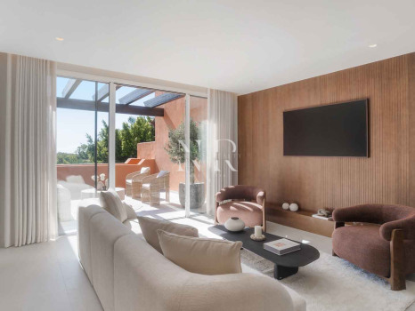 Completely renovated penthouse for sale in the Alminar de Marbella development
