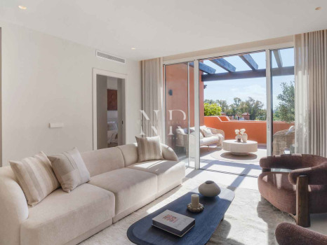 Completely renovated penthouse for sale in the Alminar de Marbella development