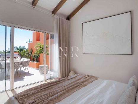Completely renovated penthouse for sale in the Alminar de Marbella development