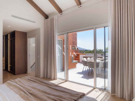 Completely renovated penthouse for sale in the Alminar de Marbella development