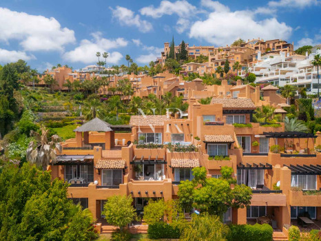 Completely renovated penthouse for sale in the Alminar de Marbella development