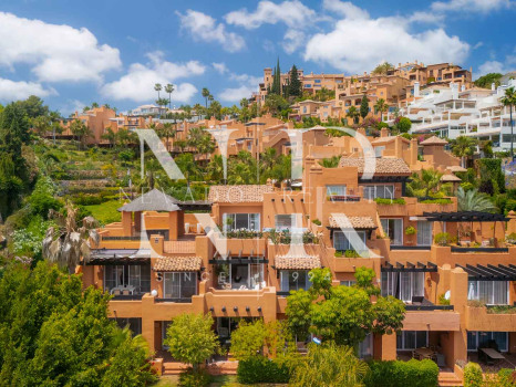 Penthouse entièrement rénové à vendre dans le complexe résidentiel Alminar de Marbella