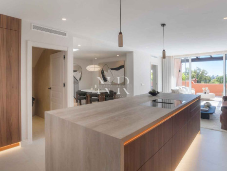 Completely renovated penthouse for sale in the Alminar de Marbella development