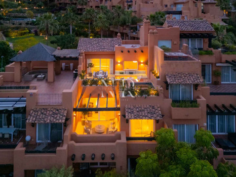 Completely renovated penthouse for sale in the Alminar de Marbella development