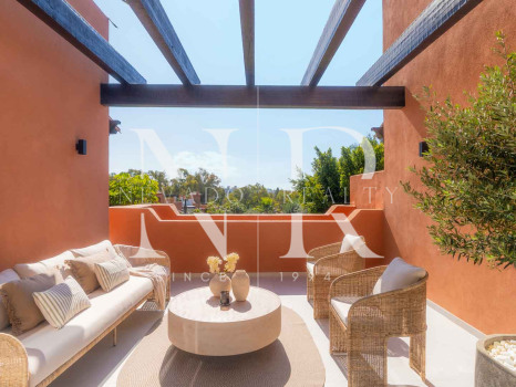 Penthouse entièrement rénové à vendre dans le complexe résidentiel Alminar de Marbella