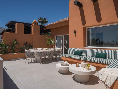 Completely renovated penthouse for sale in the Alminar de Marbella development