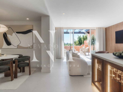 Penthouse entièrement rénové à vendre dans le complexe résidentiel Alminar de Marbella