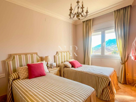 Villa jumelée à vendre dans le lotissement Santa Clara Golf avec vue sur la mer