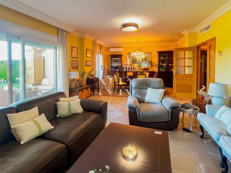 Villa jumelée à vendre dans le lotissement Santa Clara Golf avec vue sur la mer
