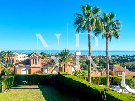 Villa jumelée à vendre dans le lotissement Santa Clara Golf avec vue sur la mer