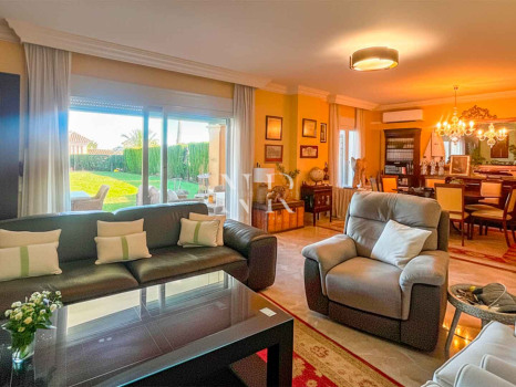 Villa jumelée à vendre dans le lotissement Santa Clara Golf avec vue sur la mer