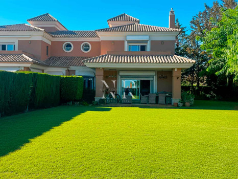 Villa jumelée à vendre dans le lotissement Santa Clara Golf avec vue sur la mer