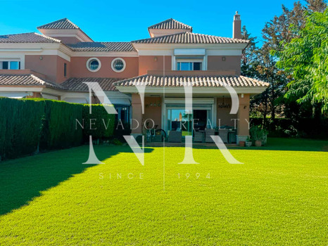 Villa jumelée à vendre dans le lotissement Santa Clara Golf avec vue sur la mer