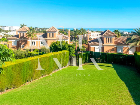 Villa jumelée à vendre dans le lotissement Santa Clara Golf avec vue sur la mer