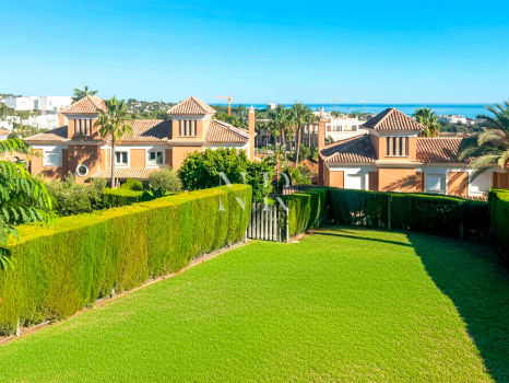 Villa jumelée à vendre dans le lotissement Santa Clara Golf avec vue sur la mer