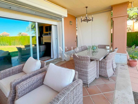 Villa jumelée à vendre dans le lotissement Santa Clara Golf avec vue sur la mer
