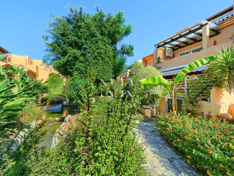 Semi-detached villa for sale in Oasis de Nagüeles with a private pool