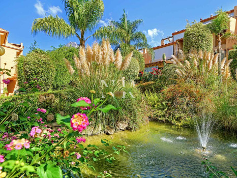 Semi-detached villa for sale in Oasis de Nagüeles with a private pool