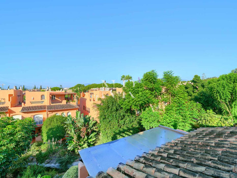 Semi-detached villa for sale in Oasis de Nagüeles with a private pool