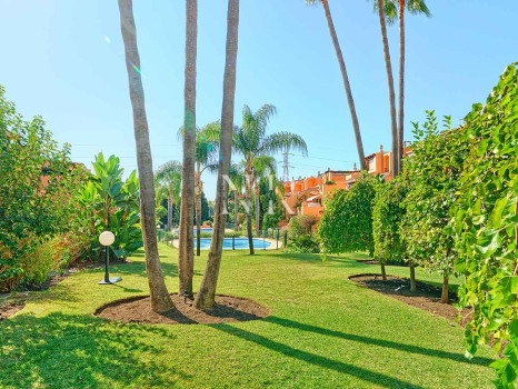 Semi-detached villa for sale in Oasis de Nagüeles with a private pool
