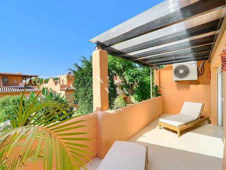 Semi-detached villa for sale in Oasis de Nagüeles with a private pool