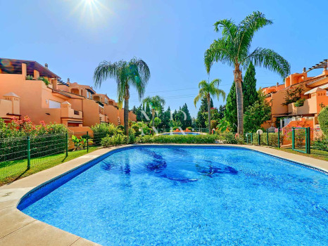 Semi-detached villa for sale in Oasis de Nagüeles with a private pool