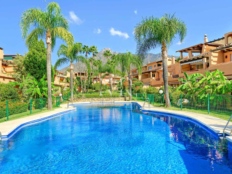 Semi-detached villa for sale in Oasis de Nagüeles with a private pool