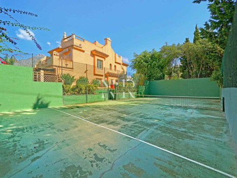 Semi-detached villa for sale in Oasis de Nagüeles with a private pool