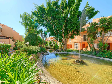 Semi-detached villa for sale in Oasis de Nagüeles with a private pool