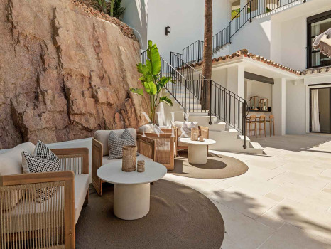 Villa in Nueva Andalucía with sea views for sale