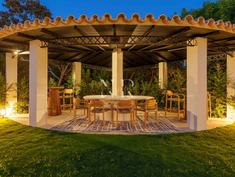 Villa in Nueva Andalucía with sea views for sale