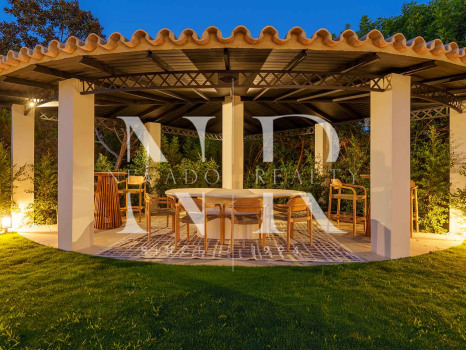 Villa en Nueva Andalucía con vistas al mar en venta