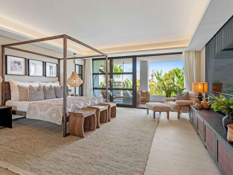 Villa in Nueva Andalucía with sea views for sale