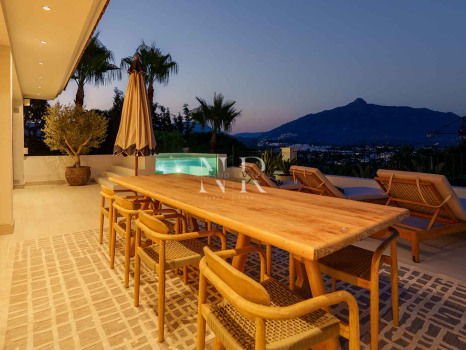 Villa in Nueva Andalucía with sea views for sale