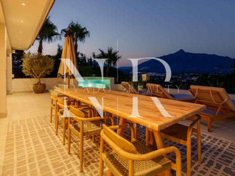 Villa en Nueva Andalucía con vistas al mar en venta