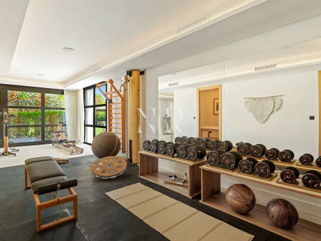 Villa in Nueva Andalucía with sea views for sale