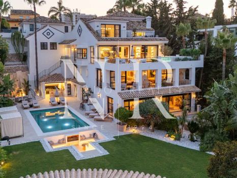 Villa en Nueva Andalucía con vistas al mar en venta