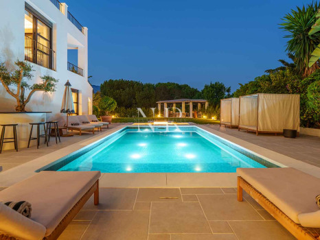 Villa in Nueva Andalucía with sea views for sale