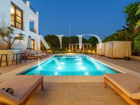 Villa en Nueva Andalucía con vistas al mar en venta