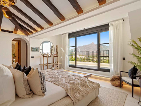 Villa in Nueva Andalucía with sea views for sale